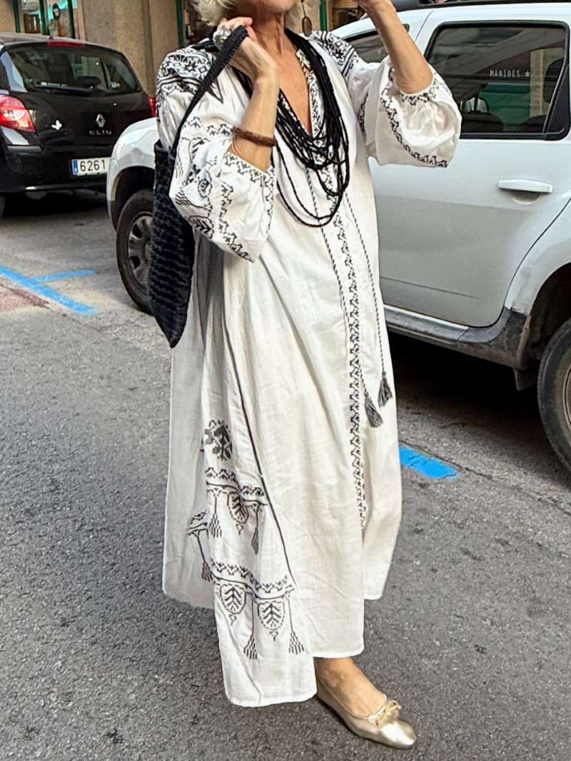 Oversize dress with embroidery on the sleeves and side