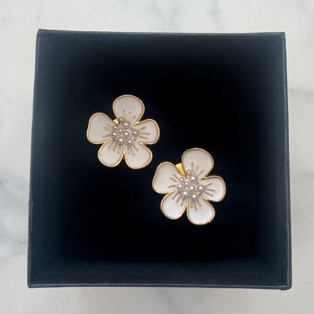 Exquisite Handcraft Flower And Pearl Cufflinks